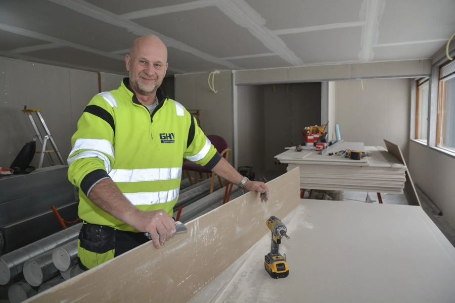 Montør fra GHV på jobb i et næringsbygg – GHV i Kristiansand fikk ny nettside av DIGSTRA