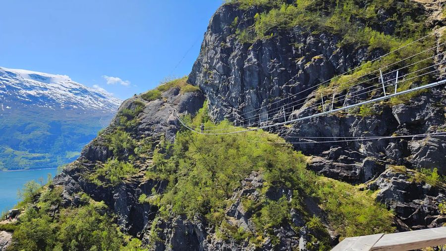 Fjellside ved fjorden der Havkraft utvikler bølgekraft