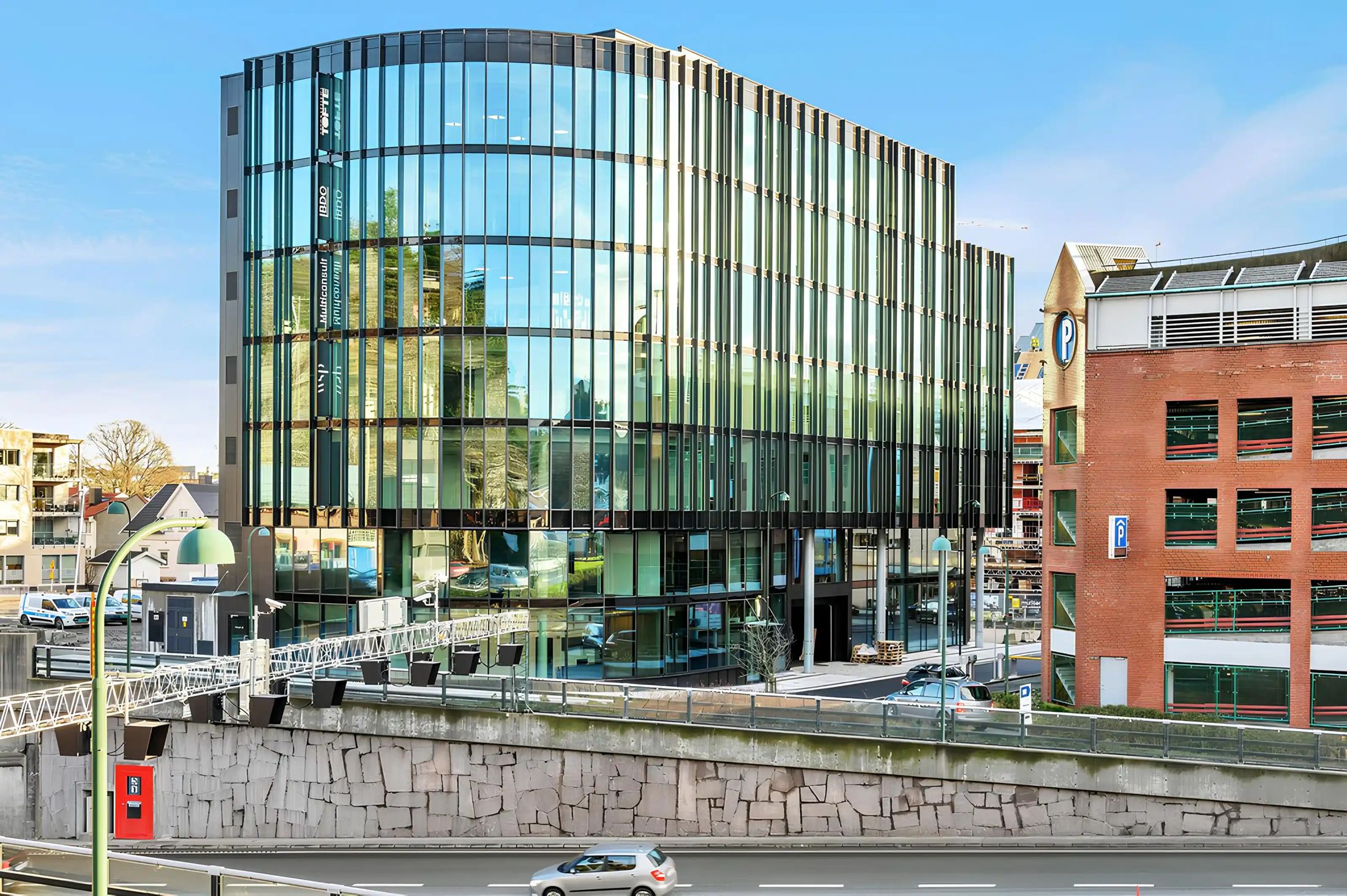Glassfasaden på kontorbygget til Tofte Hald i Fjellgata, Kristiansand